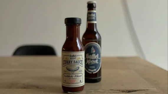 Gaffel und ZOOZE präsentieren die neue Kölsche Curry Sauce