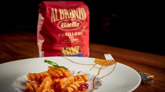 Fare la Scarpetta mit Barilla AL BRONZOperfekte Saucenhaftung auf die italienische Art Fare la Scarpetta mit Barilla AL BRONZOperfekte Saucenhaftung auf die italienische Art