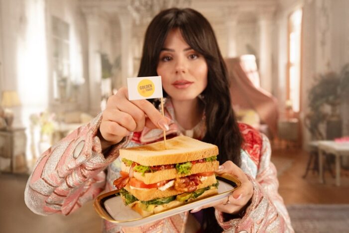 Royaler Genuss mit Glamour-Faktor: GOLDEN TOAST launcht veganes Brioche-Sandwich und krönt Ruby O. Fee zur Queen of Bread