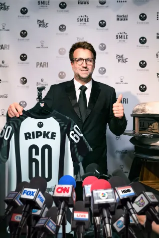 Promi-Alarm bei 60 seconds to napoli – Kultpizzeria gibt Kooperation mit Paul Ripke bekannt