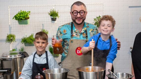 KiKA-Premiere von „besseresser Kids – Lege packt’s an“ mit Sebastian Lege ab 1. Oktober 2025 Factual-Reihe stellt Schulessen auf den Prüfstand