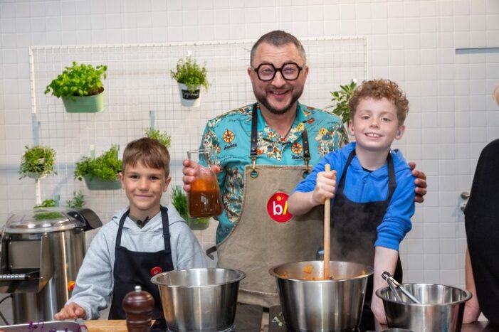 KiKA-Premiere von „besseresser Kids – Lege packt’s an“ mit Sebastian Lege ab 1. Oktober 2025 Factual-Reihe stellt Schulessen auf den Prüfstand