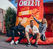 Premiere mit Star-Auflauf in Hamburg: Cheez-It erobert Deutschland