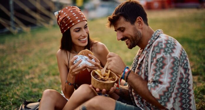 Ananas auf die Pizza? Swipe right! / Too Good To Go enthüllt in Dating-Umfrage wie wichtig kulinarische Vorlieben in der Liebe sind