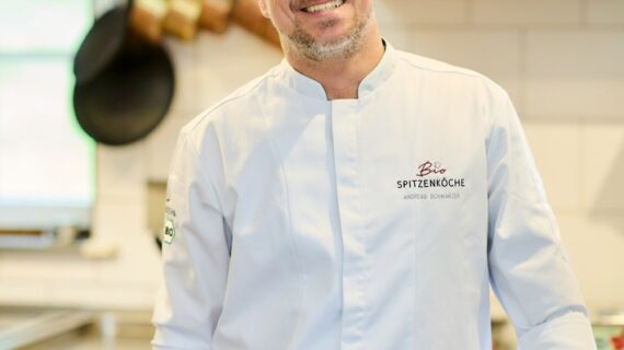 Die BIO Spitzenköche freuen sich über Zuwachs: Andreas Schwarzer, Küchenchef der Brasserie Fleckenbühl, tritt der Kochvereinigung bei Die BIO Spitzenköche freuen sich über Zuwachs: Andreas Schwarzer, Küchenchef der Brasserie Fleckenbühl, tritt der Kochvereinigung bei