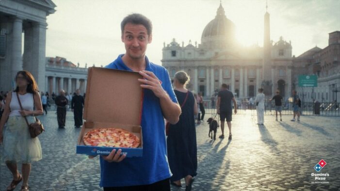 Domino’s liefert die umstrittenste Pizza der Welt durch die Heilige Pforte des Petersdoms