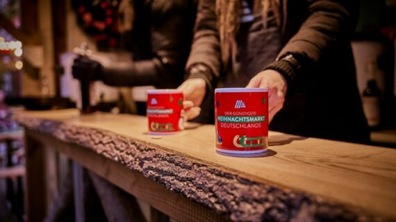 Glühwein für nur 1 Euro: ALDI SÜD bringt den günstigsten Weihnachtsmarkt Deutschlands in vier neue Städte