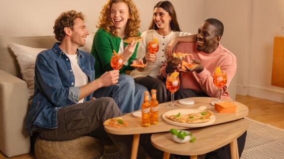 Pizza & Aperol Spritz: Schmeckt zusammen noch besser! Mit dem neuen Location Finder am Aperol Spritz Pizza Tuesday noch schneller zum italienischen Genussmoment