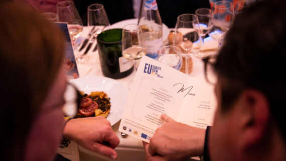 DIE WURSTWAREN DER „EU QUALITY CREW“ ALS EHRENGÄSTE IN MÜNCHEN DIE WURSTWAREN DER „EU QUALITY CREW“ ALS EHRENGÄSTE IN MÜNCHEN