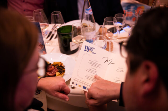 DIE WURSTWAREN DER „EU QUALITY CREW“ ALS EHRENGÄSTE IN MÜNCHEN DIE WURSTWAREN DER „EU QUALITY CREW“ ALS EHRENGÄSTE IN MÜNCHEN