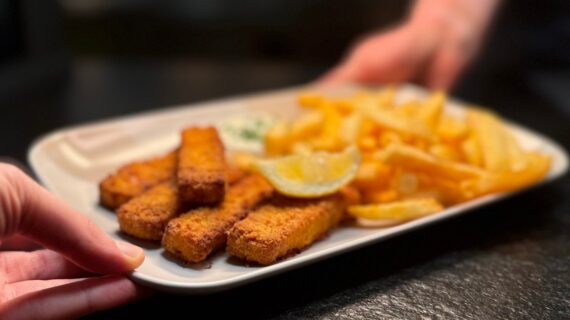 Käpt’n iglos Fisch Freitag im Miniatur Wunderland: iglo unterstützt die „Ich kann es mir nicht leisten“-Aktion