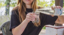 Mineralwasser bleibt Durstlöscher Nummer eins / Mineralwasser-Absatz steigt 2025 deutlich