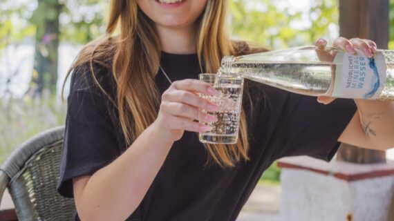 Mineralwasser bleibt Durstlöscher Nummer eins / Mineralwasser-Absatz steigt 2025 deutlich