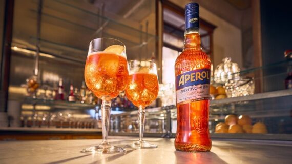 Aperol präsentiert neues Flaschendesign / Neuer Look, unveränderter Geschmack: Aperol verbindet italienische Tradition mit zeitgemäßem Stil