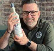 Eine Olivenölflasche aus Papier. Kein Witz. Eine Olivenölflasche aus Papier. Kein Witz.