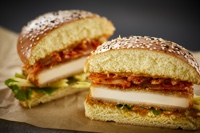 Crispy Coated Cheese Patties Arla Pro erfindet den Veggie-Burger neu
