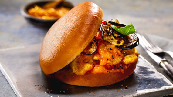 Soft, glänzend, vielseitig: Schulstad Bakery Solutions präsentiert neuen veganen Brioche Bun