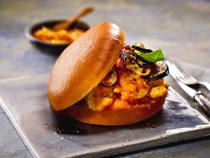 Soft, glänzend, vielseitig: Schulstad Bakery Solutions präsentiert neuen veganen Brioche Bun