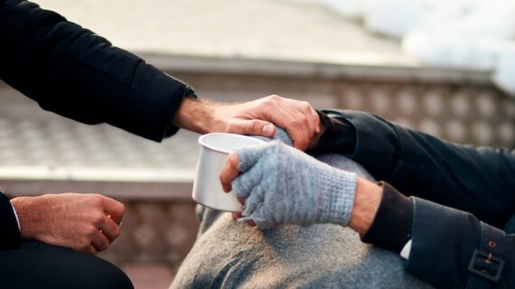 Knuspr startet Spendenaktion „Wärme schenken“ zugunsten der Johanniter-Kältehilfe