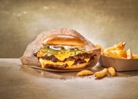 Neu von Schulstad Bakery Solutions: Smash it right – der Potato Bun als neue Basis für den perfekten Burger