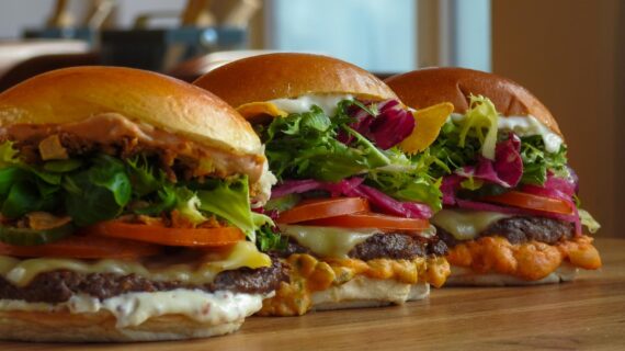 Old Oak Burger startet Entlastungsaktion: Jeder 100. Gast erhält Tankgutschein